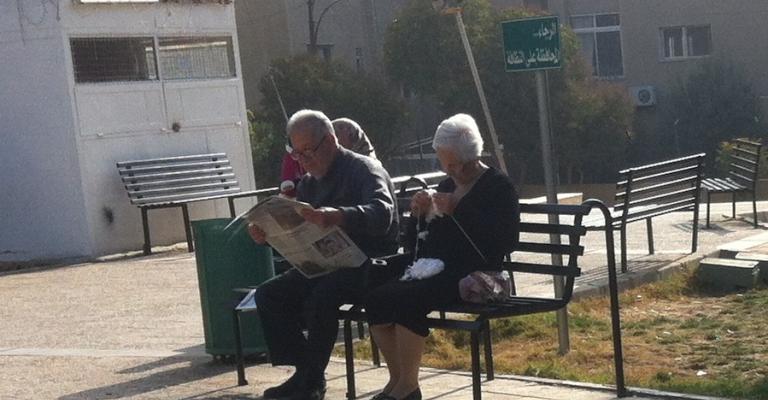 عجوزان يقضيان وقتا في حديقة ضاحية الحسين- تصوير محمد شما