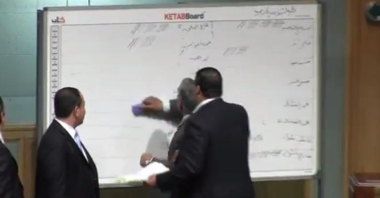 النائب كريشان يمسح لوح نتائج فرز اللجان (فيديو)
