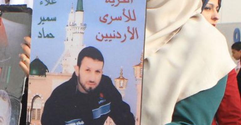 الأسير حماد يستمر بإضرابه.. وأهالي الأسرى يعتزمون العودة للاعتصامات الأسير حماد يستمر بإضرابه.. وأهالي الأسرى يعتزمون العودة للاعتصامات