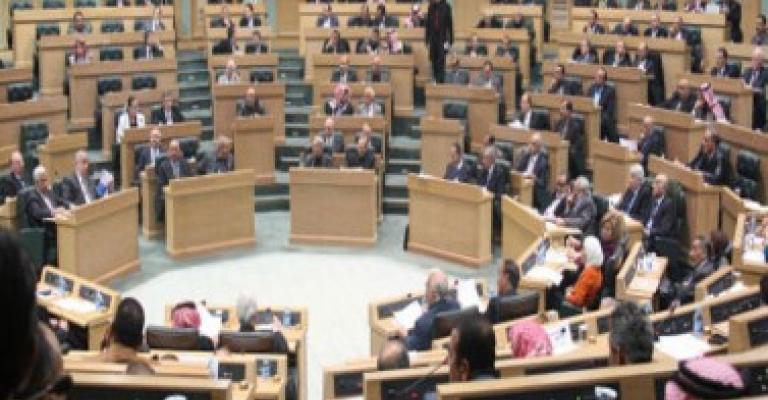 المالية النيابية تطالب بإلغاء الضرائب على السلع والخدمات والخلوي