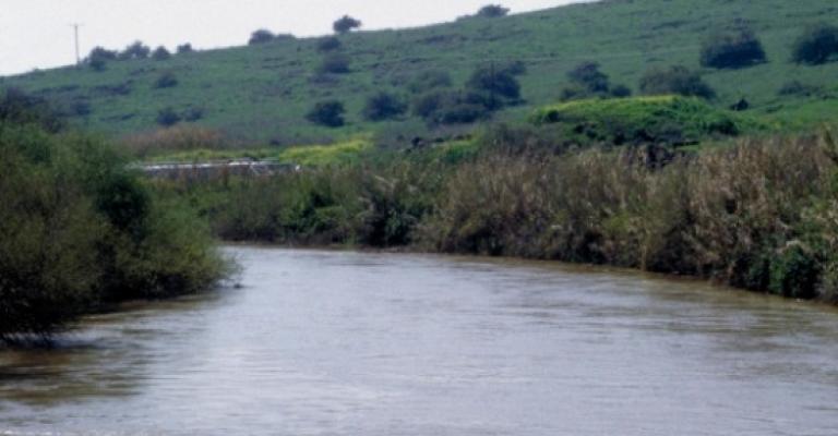 إسرائيل تضخ 2000 متر مكعب لنهر الأردن