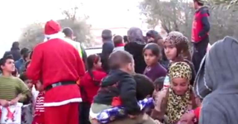 سوريون يحملون رسالة السلام في الميلاد