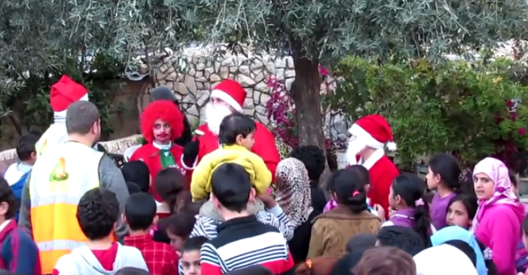 بابا نويل يرسم البسمة على وجوه الأطفال السوريين