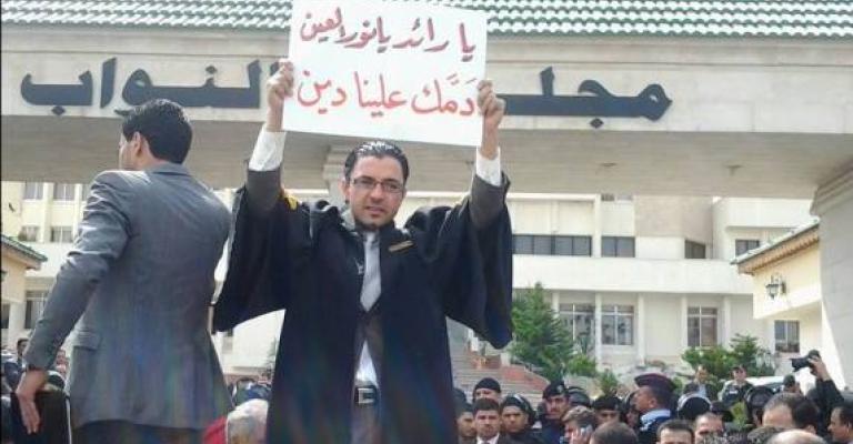 المحامون يعتصمون أمام النواب احتجاجا على مقتل زميلهم القاضي زعيتر
