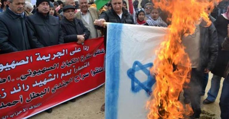 إحراق العلم الإسرائيلي أمام السفارة
