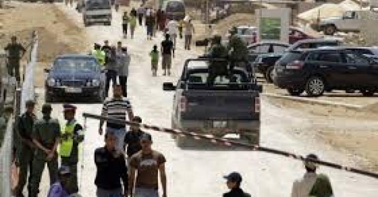 سيارات خاصة تعمل في الزعتري بمخالفة للقانون الأردني