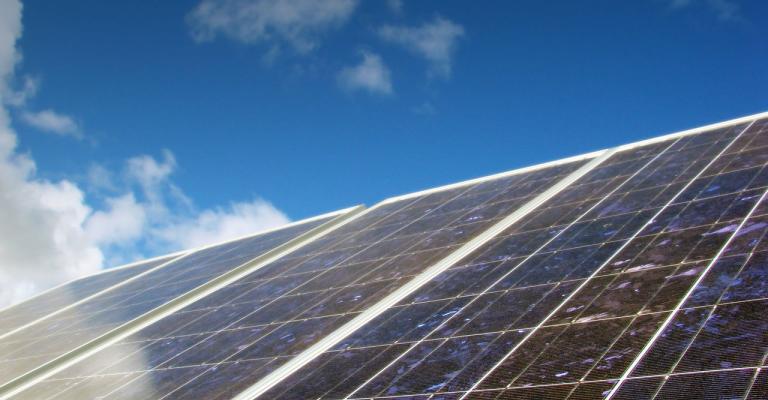 مواطنون يستبدلون عدادات الكهرباء بالخلايا الشمسية 