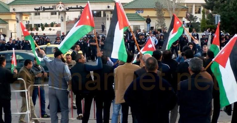 تجمع المعتصمين أمام النواب إحياء لذكرى 24 آذار- عدسة أحمد أبو حمد