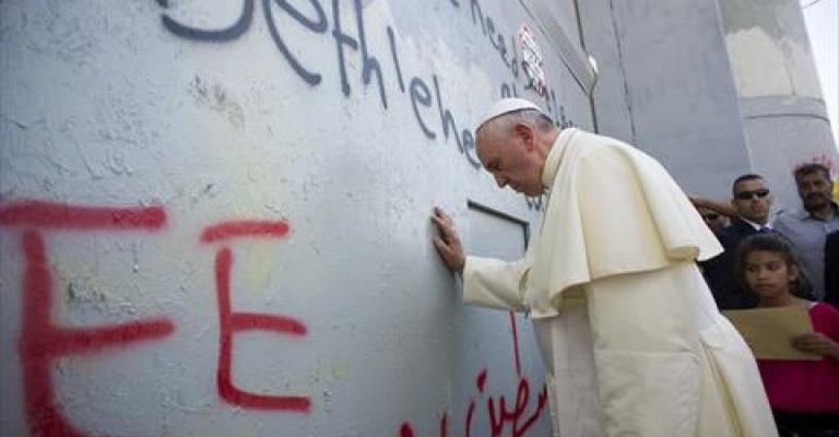 البابا يتوقف عند الجدار العازل ببيت لحم ويصلي 