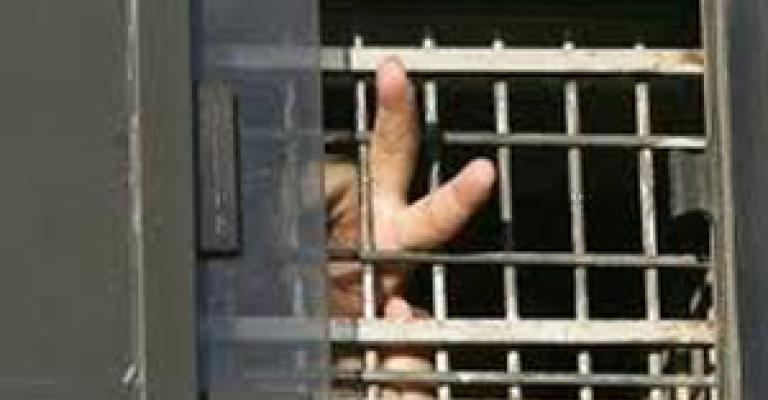 عشرات الأسرى ينضمون للإضراب