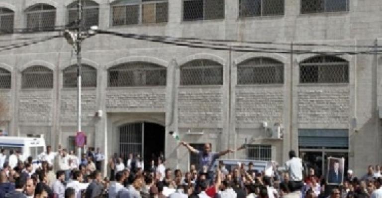 عمال الكهرباء يواصلون الاضراب .. وفشل التوصل إلى اتفاق مع الإدارة عمال الكهرباء يواصلون الاضراب .. وفشل التوصل إلى اتفاق مع الإدارة