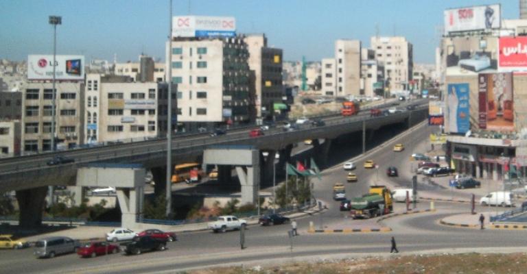 إغلاق مسرب بشارع المدينة المنورة