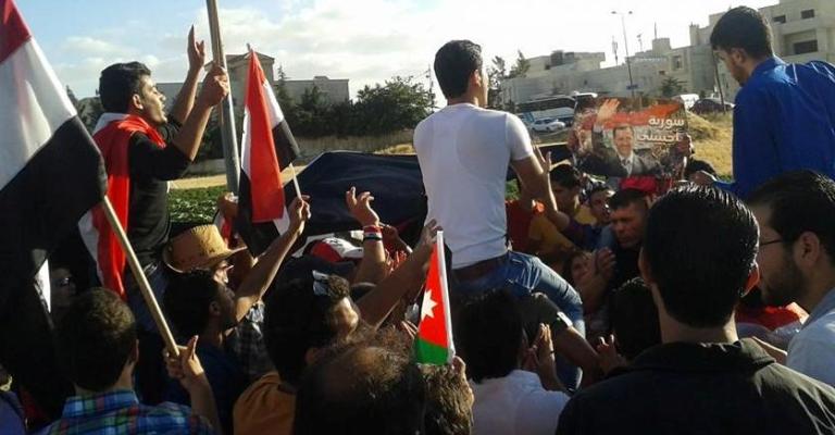 مؤيدون للأسد يحتفلون بفوزه أمام السفارة السورية