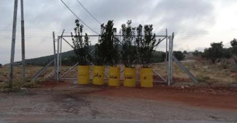 "السلام الأخضر" تغلق مدخل المنطقة العسكرية في برقش بالأشجار