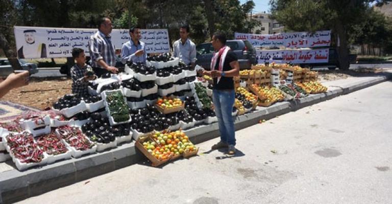 مزارعون يوزعون الخضار مجاناً احتجاجاً على تهميش قطاعهم مزارعون يوزعون الخضار مجاناً احتجاجاً على تهميش قطاعهم