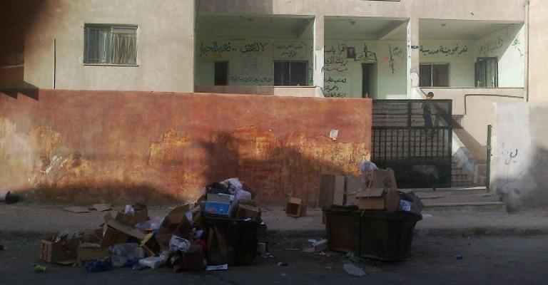 بلدية الرصيفة تسحب حاويات النفايات من الاحياء السكنية