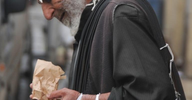 مسن في عمّان مع بداية شهر رمضان - عدسة الزميل عبدالرحيم العرجان