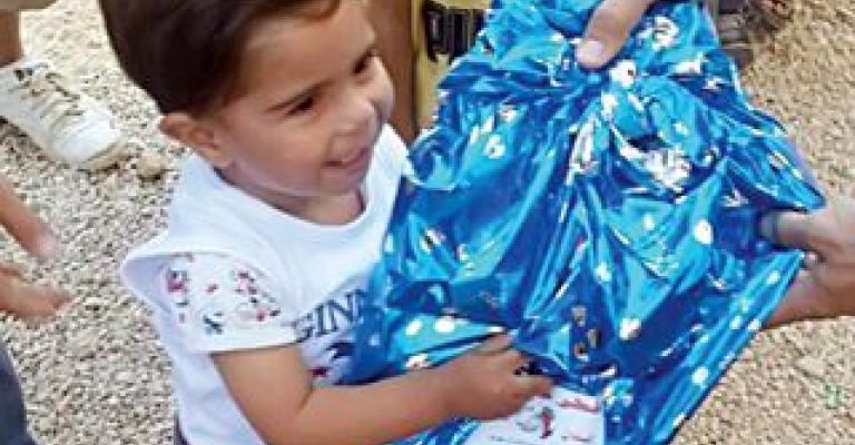 مبادرة "اسعادكم غايتنا" توزع الهدايا على طلبة مدرسة الرجاء للصم 