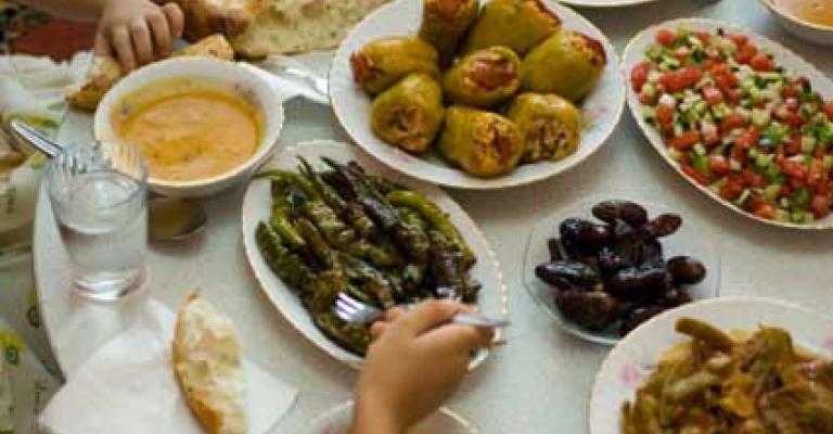 "طعمة رمضان" مظهر حي للتكافل والتراحم في الزرقاء