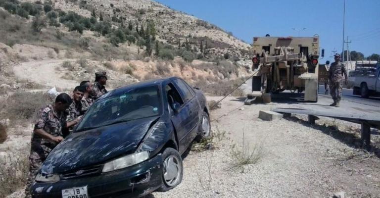 انتشال مركبة بعد تدهورها بوادي العرب