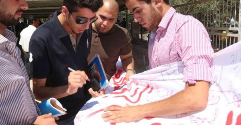 تواصل جمع التواقيع على جدارية رفض رفع الرسوم الجامعية