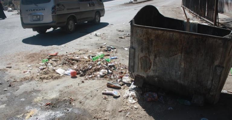 شكوى من تراكم النفايات في حي القادسية بعد سحب البلدية للحاويات