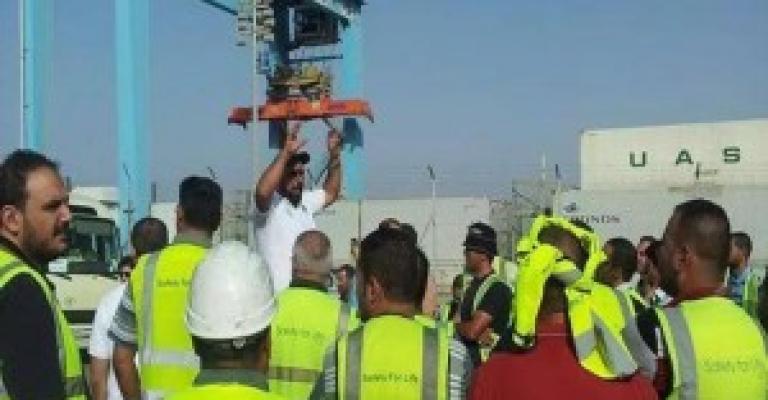 العاملون في "ميناء الحاويات" يلوحون بالعودة للإضراب العاملون في "ميناء الحاويات" يلوحون بالعودة للإضراب