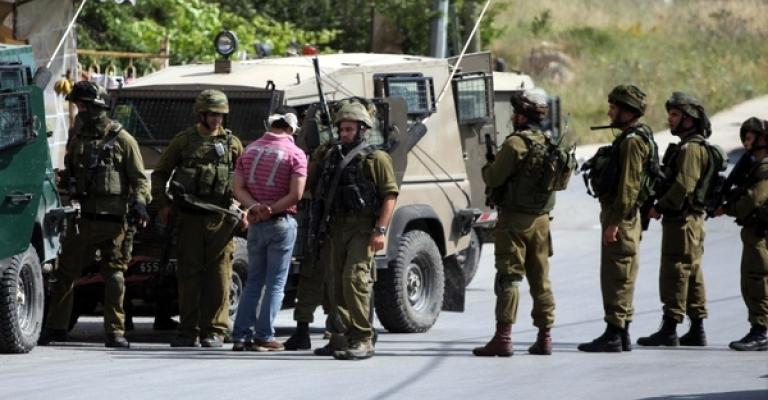 الاحتلال يعتقل 10 فلسطينيين في الضفة الغربية