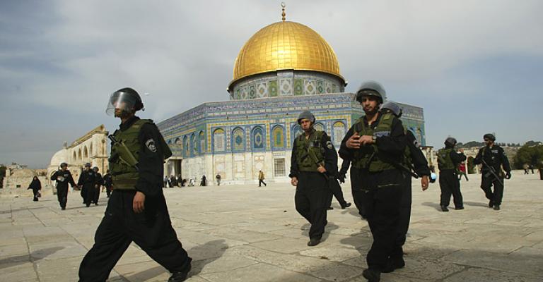قوات إسرائيلية تعتدي على حراس الأقصى