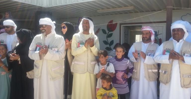 فنانون اماراتيون يشاركون اطفال "مريجيب الفهود" احتفالهم بالعيد