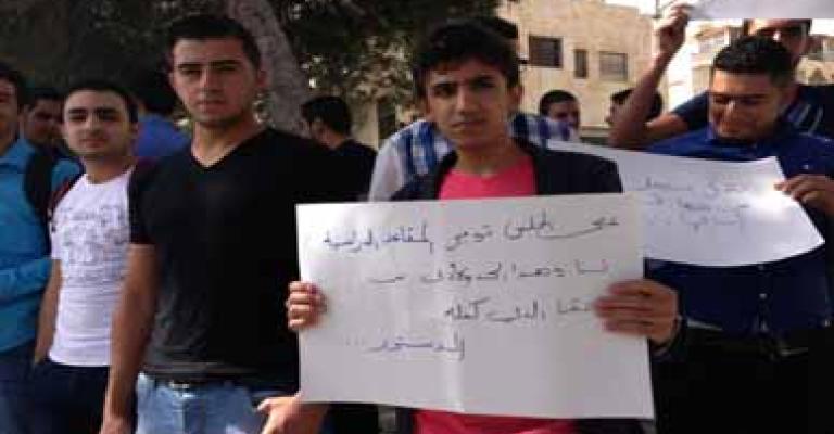 الطلبة العائدون من اليمين يصفون شروط التعليم العالي بالتعجيزية 