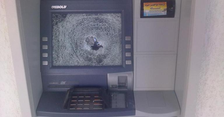 القبض على متورطين بسرقة 100 الف دينار من صرافات آلية