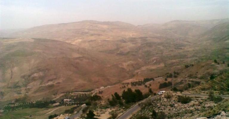 اعادة فتح طريق العدسية بعد أن أغلقته مياه الوديان 