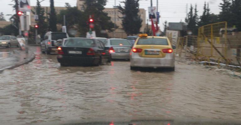 الأمانة: الكوادر في الميدان ومناهل التصريف تعمل بكفائة