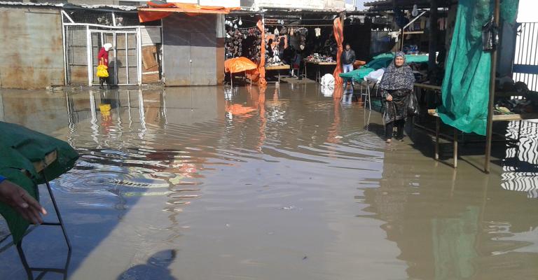 فيضان مياه الامطار يغلق شارع المدارس بمخيم الزرقاء