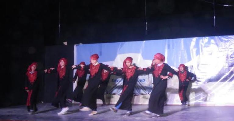 أداء رقصة لأطفال سوريين من مسرحية  "رسالة من مخيم الزعتري" على مسرح عمون / تصوير أغيد محمد