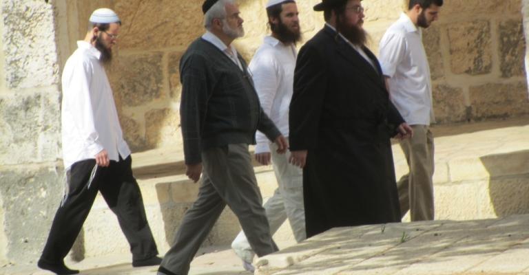 مستوطنون يؤدون طقوساً يهودية في باحات الأقصى
