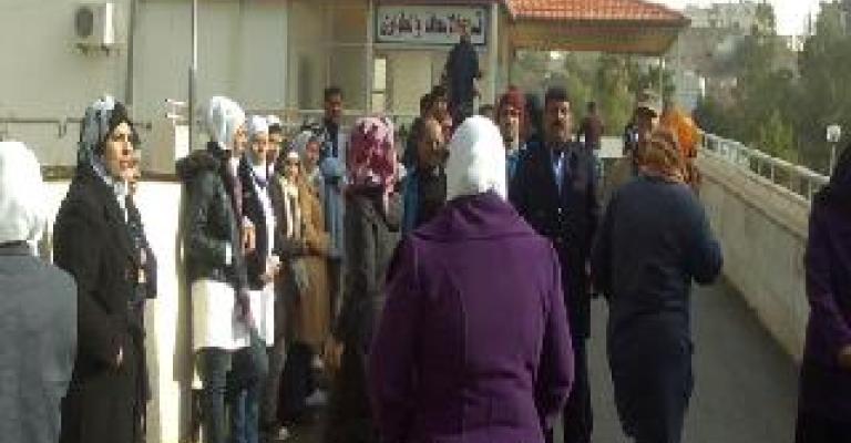 مسلحون بهراوات ينشرون الهلع في مستشفى الحسين بالسلط