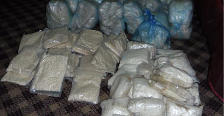 مداهمة منزل في البادية الوسطى وضبط أسلحة ومواد مخدرة