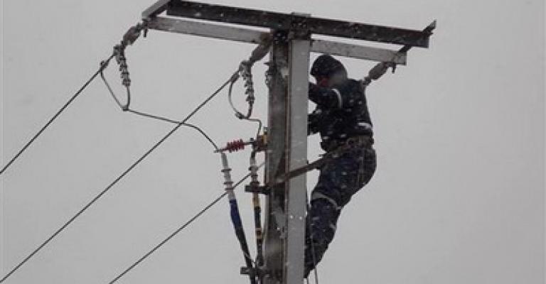 "الكهرباء الأردنية" تتعامل مع 865 عطلاً منذ بداية المنخفض