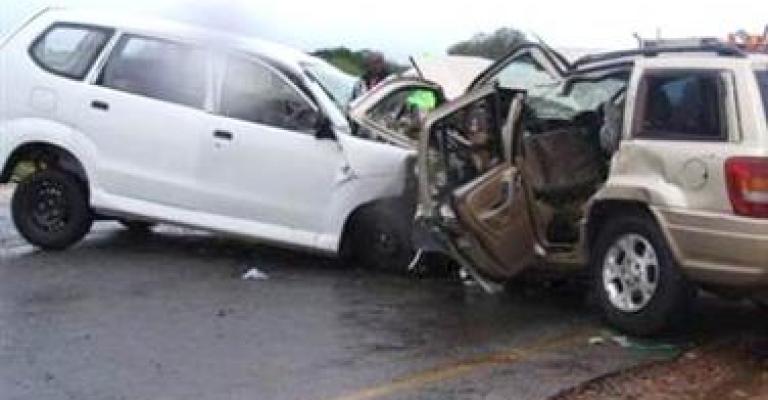 وفاة شخص وإصابة آخريَن إثر تصادم مركبتين بالعقبة