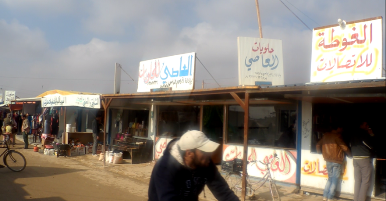 أسماء محلات ومطاعم "الزعتري" تربط اللاجئين بحكاياتهم