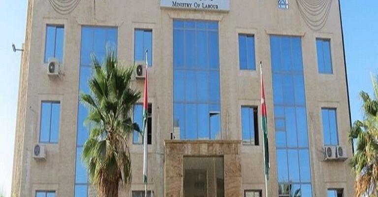 وزارة العمل تعلن عن توفر فرص عمل في المولات والبنوك