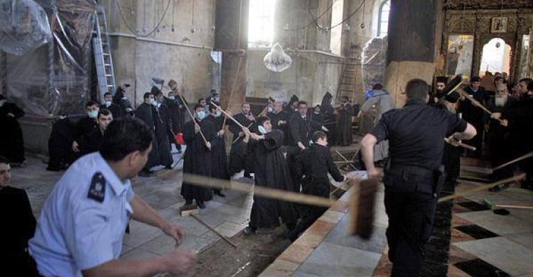 رهبان مسيحيون في فلسطين يتصدون لصهاينة حاولوا الدخول إلى كنيستهم