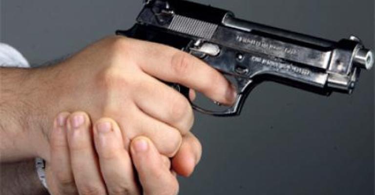 ضغوط عشائرية على معلم لإسقاط حقه الشخصي عن معتدين