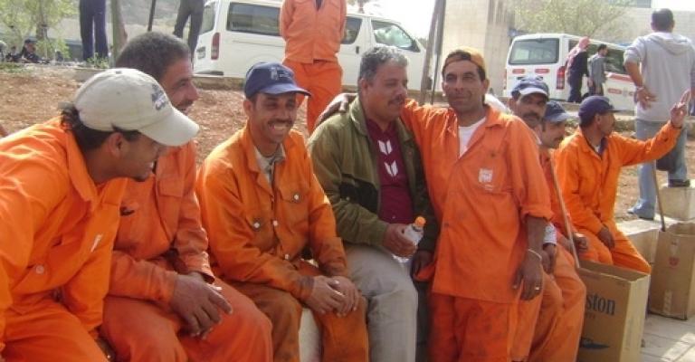 موظفون في الجيزة يضربون لليوم الخامس احتجاجاً على نقلهم