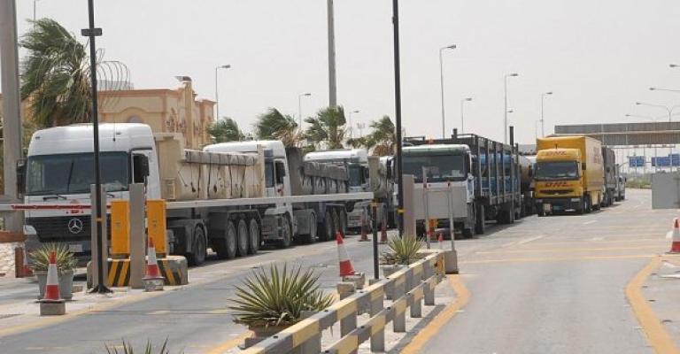 "النقابة": 5 آلاف شاحنة متوقفة بسبب الأوضاع في الجوار "النقابة": 5 آلاف شاحنة متوقفة بسبب الأوضاع في الجوار