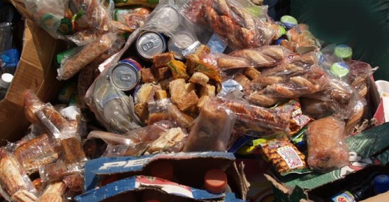 إتلاف طن مواد غذائية منتهية الصلاحية في الزرقاء