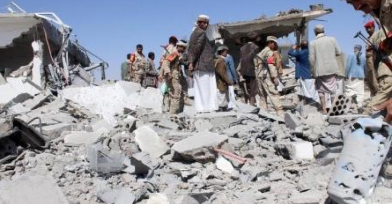 مقتل 40 شخصا في ضربة جوية على مخيم للنازحين باليمن