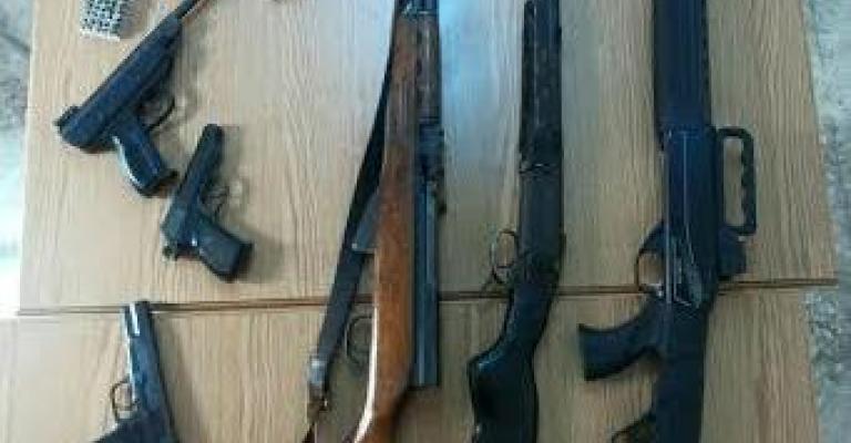 القبض على شخص من جرش بتهمة حيازة وبيع أسلحة